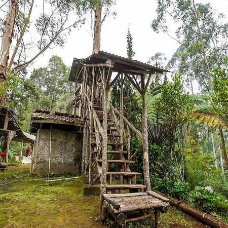 Oyo Homes 90915 Eco Tourism Desa Cihanjuang Rahayu Ciwangun Indah Camp Villas Bongkar Exterior photo