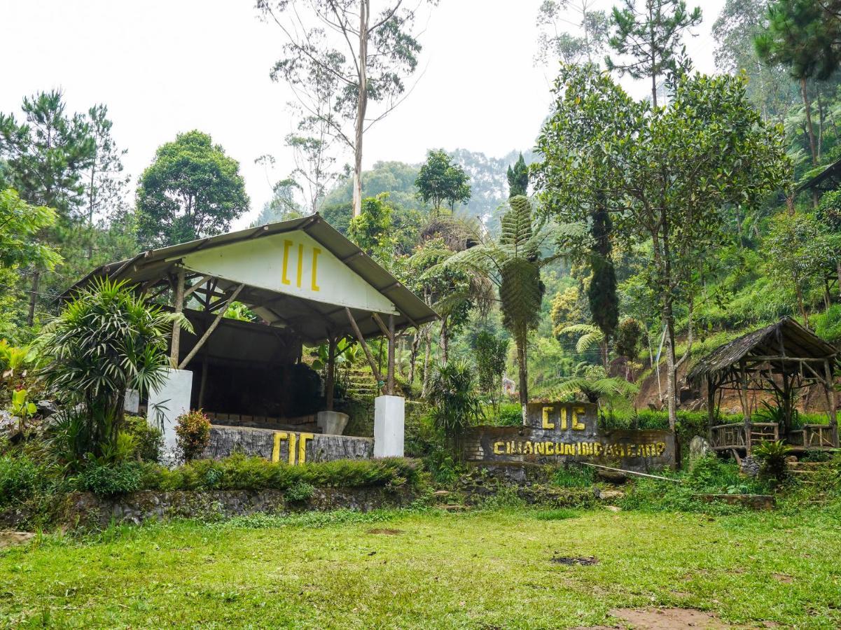 Oyo Homes 90915 Eco Tourism Desa Cihanjuang Rahayu Ciwangun Indah Camp Villas Bongkar Exterior photo