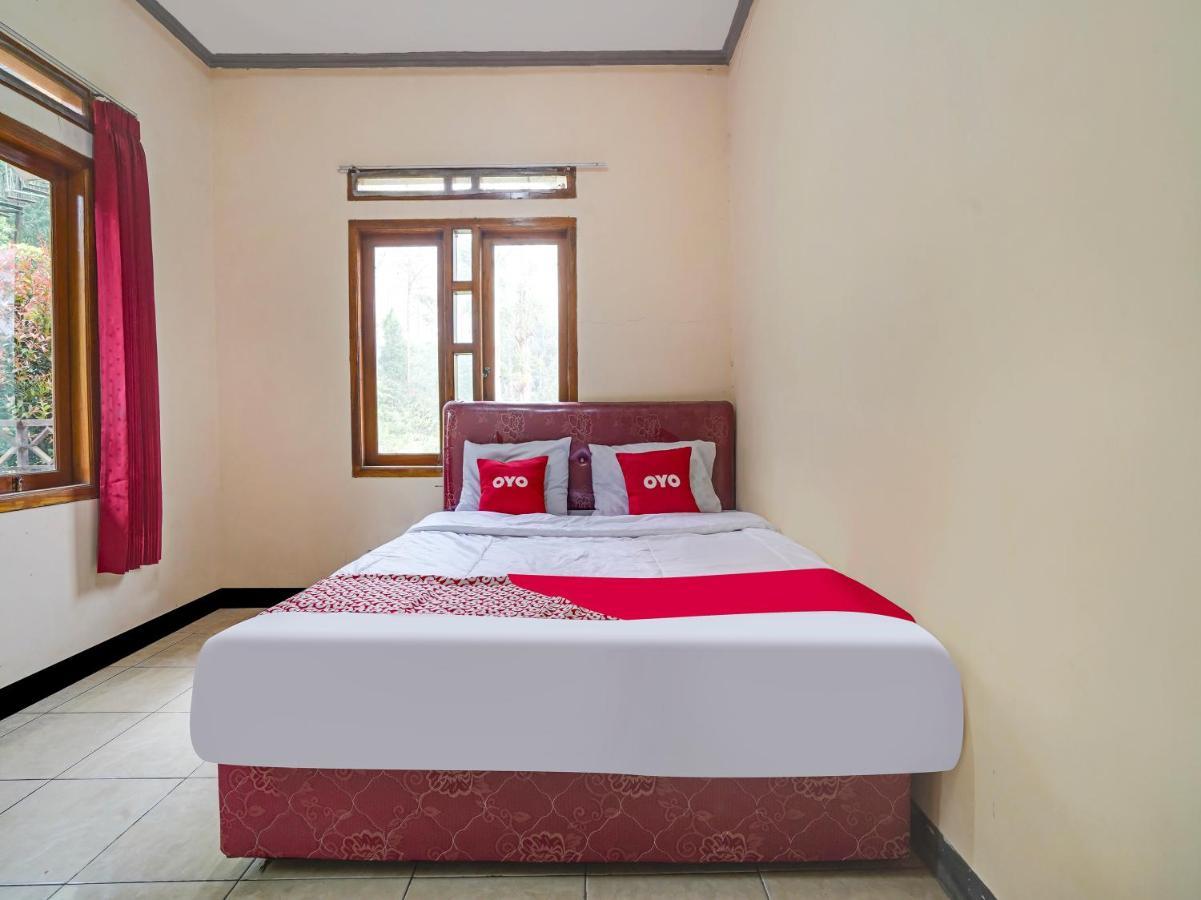 Oyo Homes 90915 Eco Tourism Desa Cihanjuang Rahayu Ciwangun Indah Camp Villas Bongkar Exterior photo